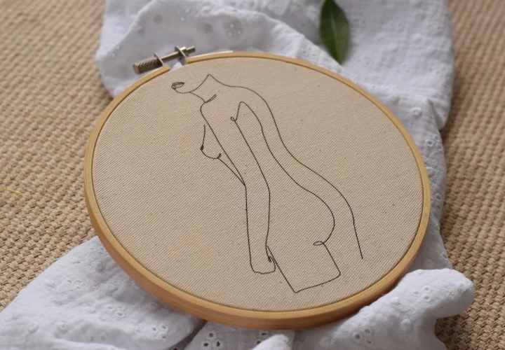 Buste dessiné de femme sensuelle. C'est un cadeau parfait pour un anniversaire de couple, noel ou la saint valentin.