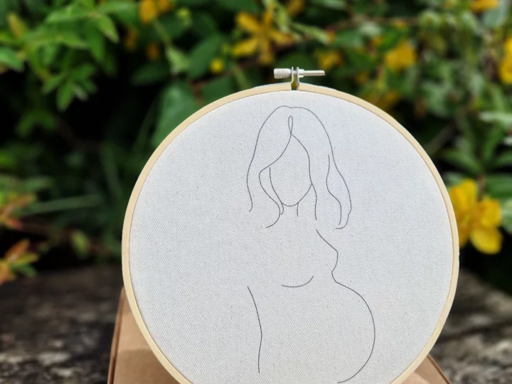 Cadeau de naissance pour femme enceinte. Objet déco ambiance été bois et fleurs.